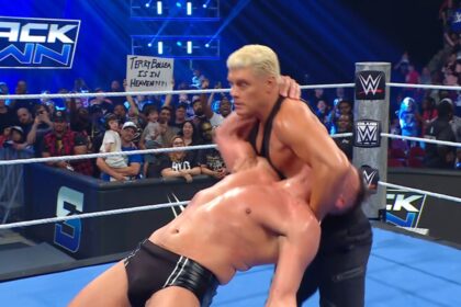 Cody Rhodes ataca Gunther no SmackDown do dia 15 de maio de 2026