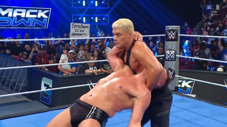 Cody Rhodes ataca Gunther no SmackDown do dia 15 de maio de 2026