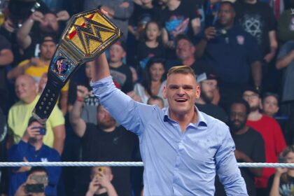 Gunther posa com Undipsuted WWE Championship no SmackDown