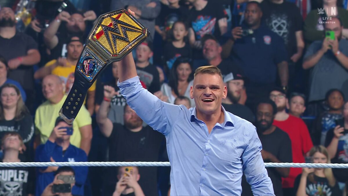 Gunther posa com Undipsuted WWE Championship no SmackDown