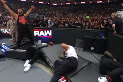 Jacob Fatu atacou Jimmy Uso, Jey Uso e Roman Reigns no RAW