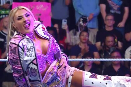 Tiffany Stratton com o Women's United States Championship no SmackDown