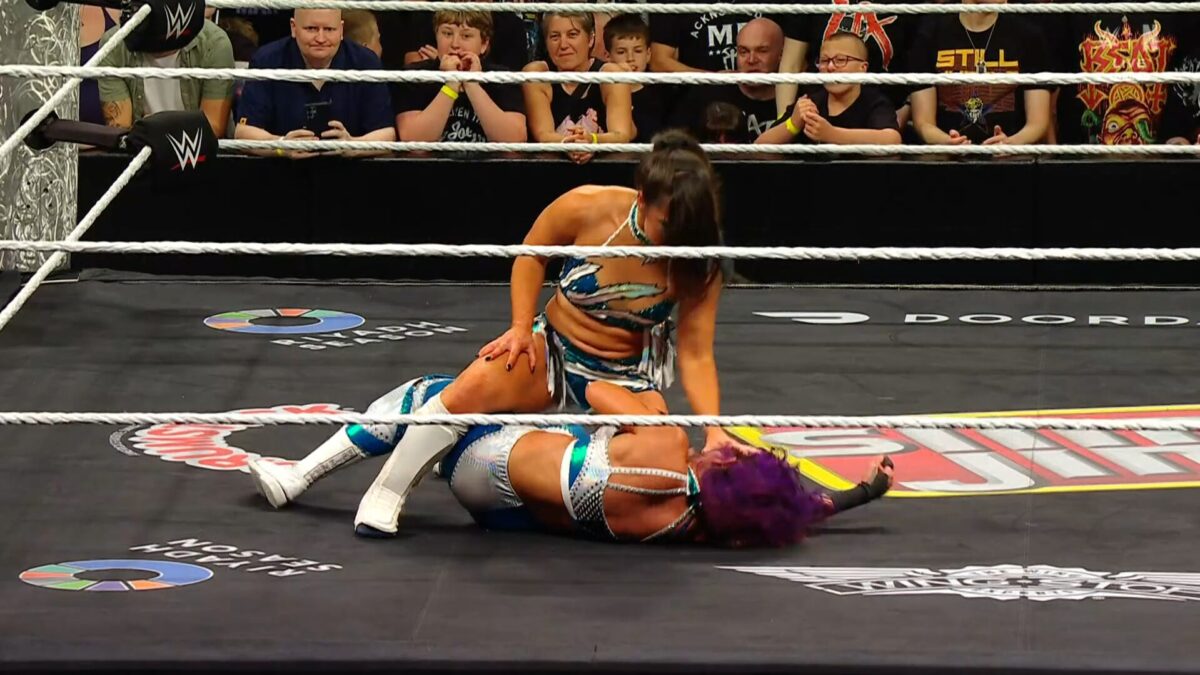 Lyra Valkyria ataca Bayley no RAW