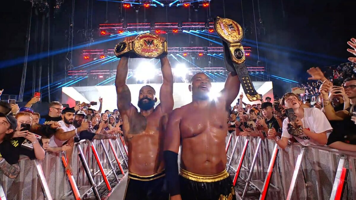 Street Profits com o World Tag Team Championship