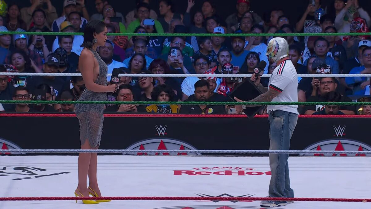 Andrea Bazarte e Rey Mysterio na Lucha Libre AAA