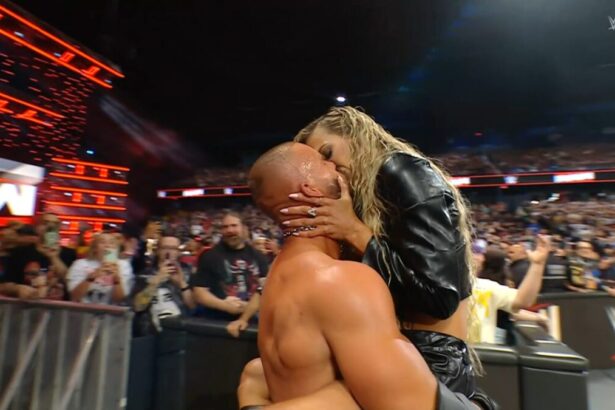 Maxxine Dupri beija Austin Theory no RAW