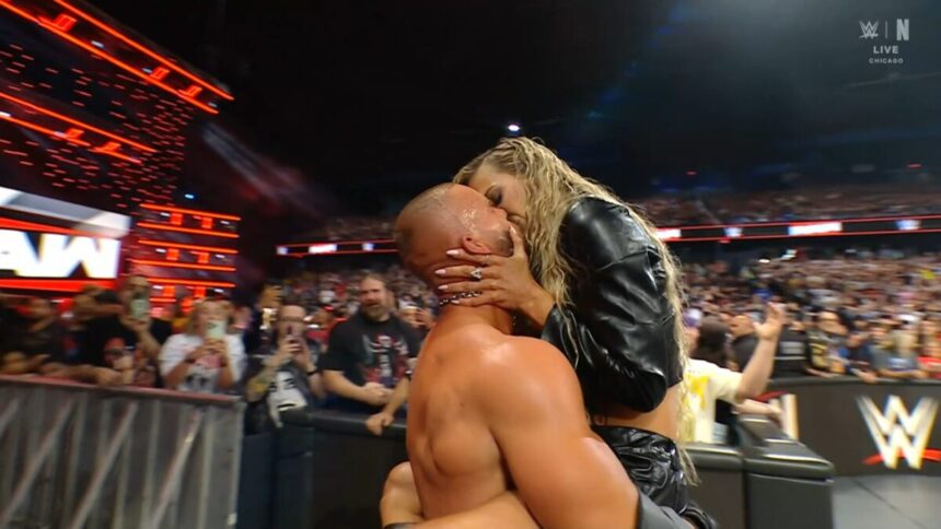 Maxxine Dupri beija Austin Theory no RAW