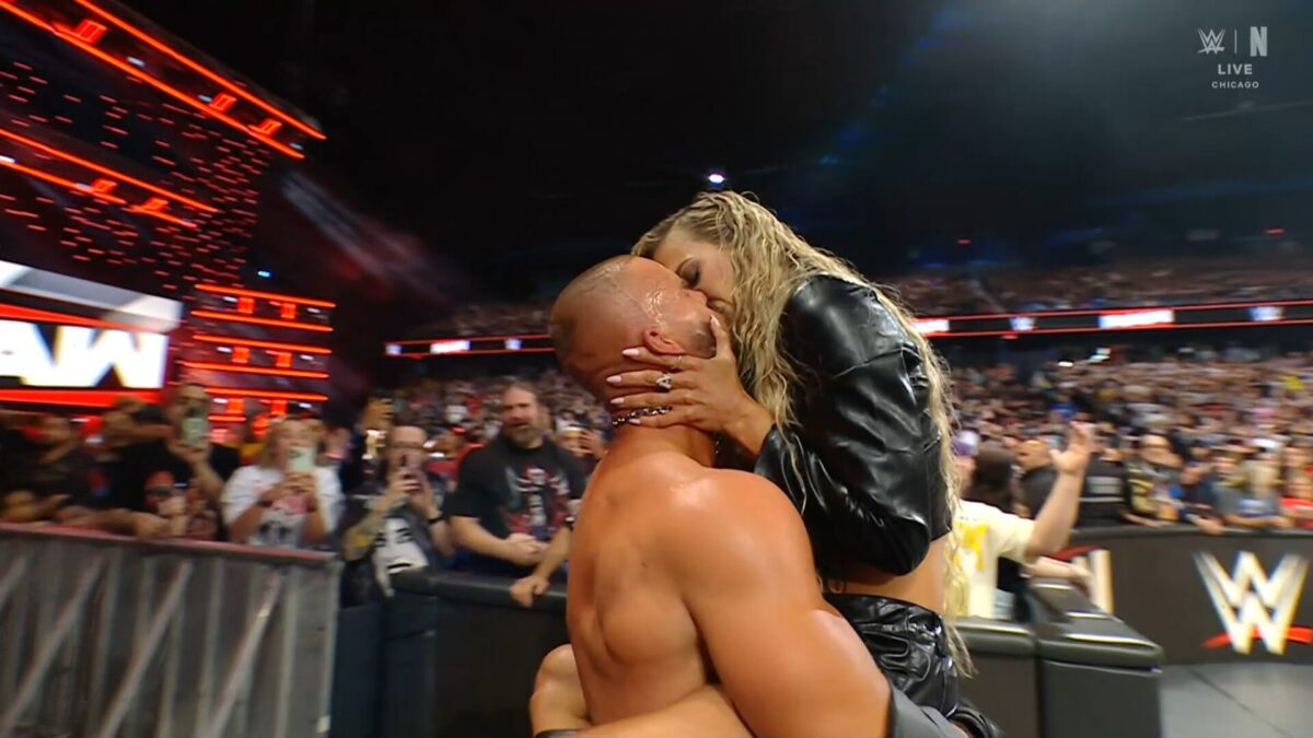 Maxxine Dupri beija Austin Theory no RAW
