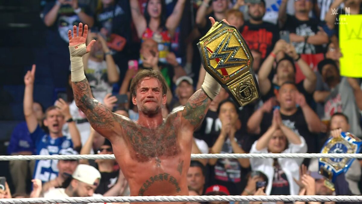CM Punk com o Undisputed WWE Championship