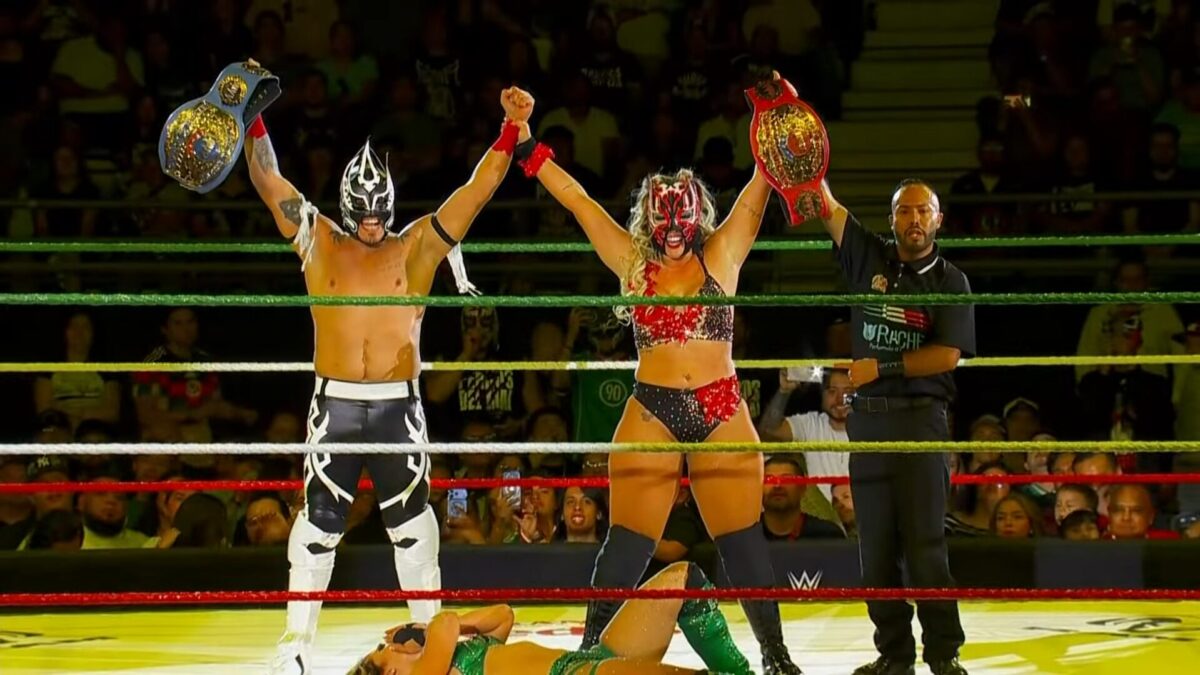 Laredo Kid e La Hiedra com os AAA World Mixed Tag Team Championships