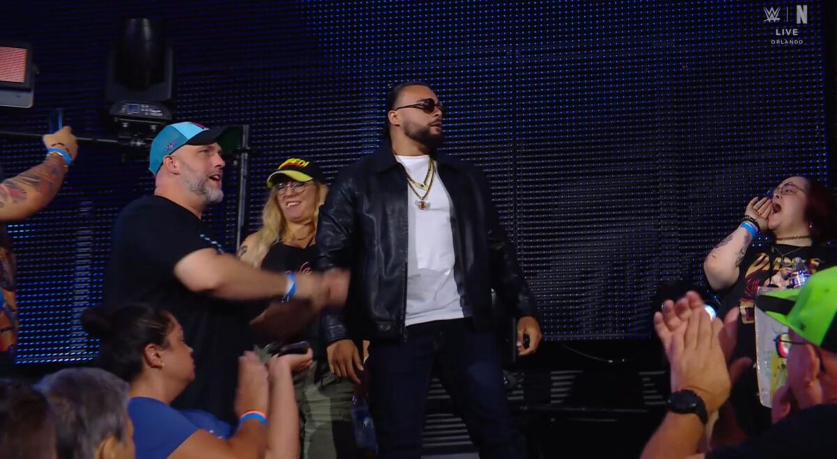 Mike Santana apareceu no NXT
