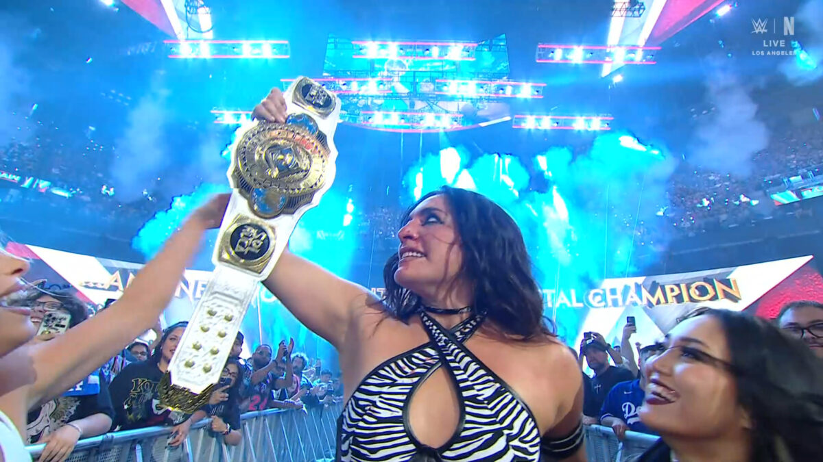 Raquel Rodriguez com o Women's Intercontinental Championship